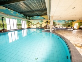 Chalet | Piscina | Una piscina cubierta, una piscina al aire libre