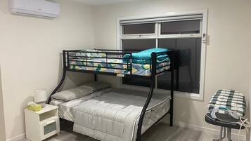 3 bedrooms, desk, iron/ironing board, free WiFi