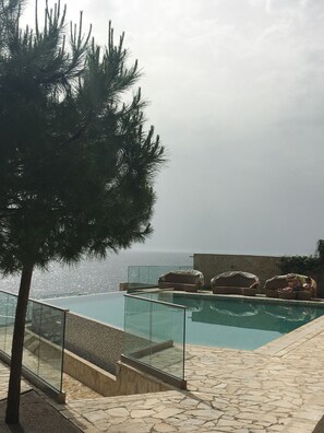 Pool - Cozy apartment with the gorgeous sea view, pool and private beach (Dobra Voda)