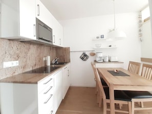 Maison | Cuisine privée | Bouilloire électrique, grille-pain, chaise haute