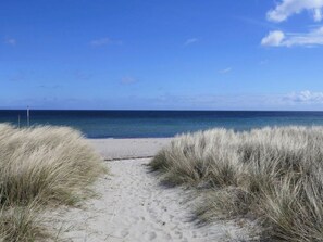 A sandy beach path with dunes on either side leading to the ocean. - Ostseeblick Berolina (Dahme)