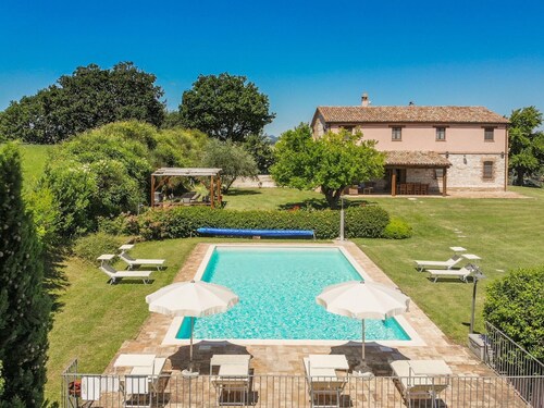 Belvilla by OYO Villa Fufi