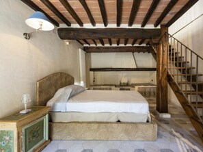 Casa | 2 dormitorios y tabla de planchar con plancha