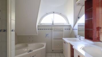 Villa | Bathroom