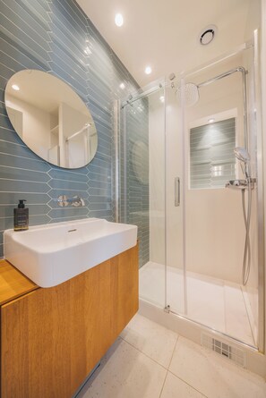 Dusche, Haartrockner, Handtücher, Seife