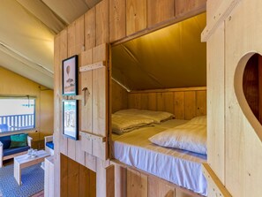 2 habitaciones, muebles diferentes y ropa de cama