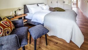 Ein Schlafzimmer mit einem Bett, einem Schreibtisch und einem Stuhl.