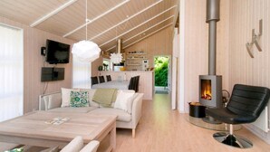 Un intérieur moderne avec un canapé, une table à manger et une cheminée.