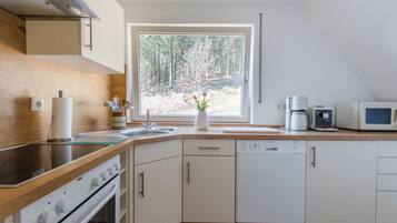 House | Private kitchen | Oven, electric kettle, high chair