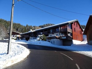 Exterior - 100m from ski slopes, 1st floor, view village, balcony, tv, ski locker, 76m², Les Gets (Les Gets)