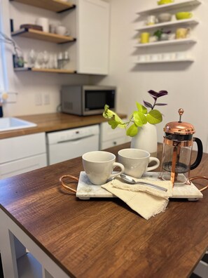 Een koelkast, een microgolfoven, een oven, een kookplaat