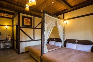 A traditional room with a four-poster bed, a desk, and a chair. - Xiangqing Garden Leisure Cabin (Nantou)