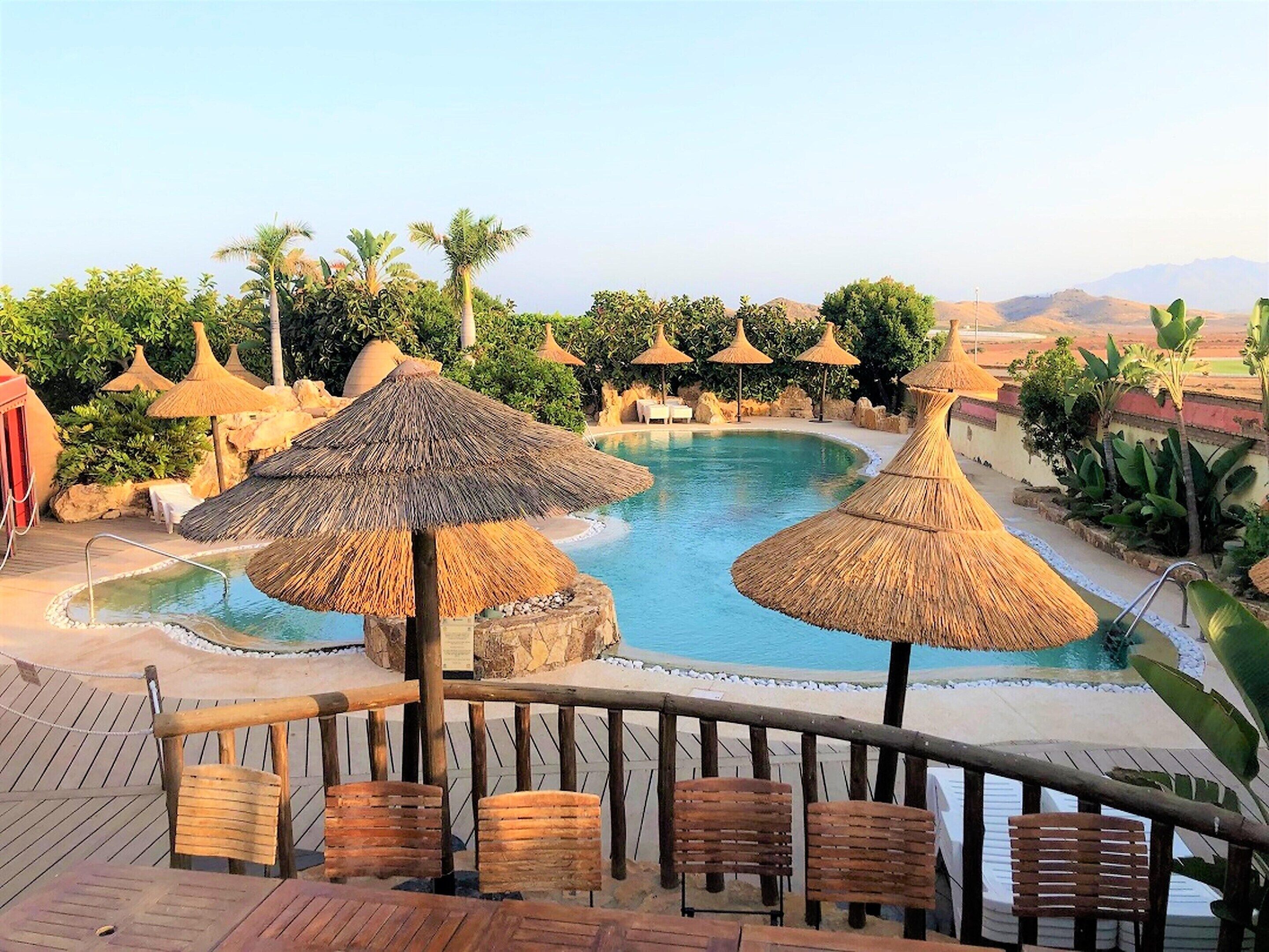 Casa | Piscina | Una piscina cubierta, una piscina al aire libre
