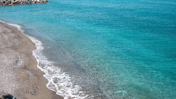 A beach with clear turquoise water and a rocky shoreline. - Holiday Home Near Pizzo Beach (Pizzo)