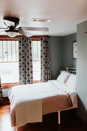2 bedrooms, iron/ironing board, free WiFi, bed sheets