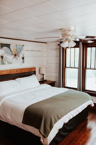 Gorgeous apartment in the upstairs of a 1930 craftsman style home  