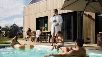 Una piscina techada, una piscina al aire libre