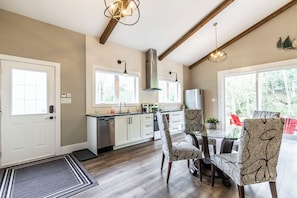 Fridge, oven, stovetop, dishwasher - ForTwo guest house a place to relax, enjoy nature, beaches, trails, wineries. (Vittoria)