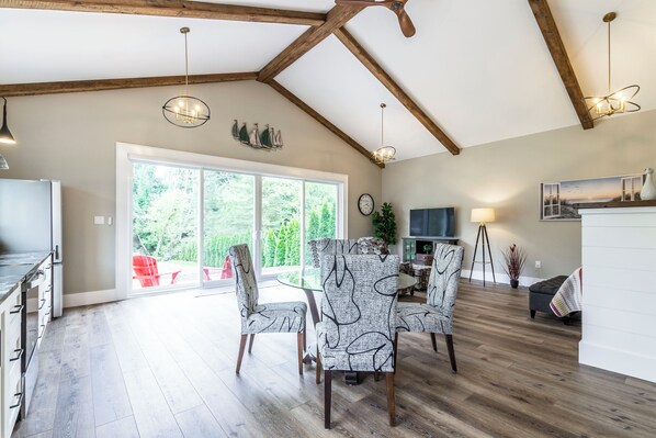 Interior - ForTwo guest house a place to relax, enjoy nature, beaches, trails, wineries. (Vittoria)