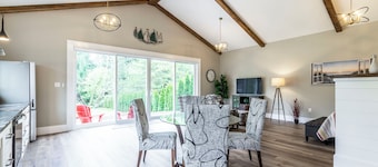 ForTwo guest house a place to relax, enjoy nature, beaches, trails, wineries.