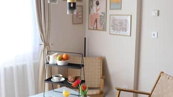 Kahden hengen deluxe-huone, näköala puutarhaan | Tallelokero huoneessa, pimennysverhot, silitysrauta/-lauta