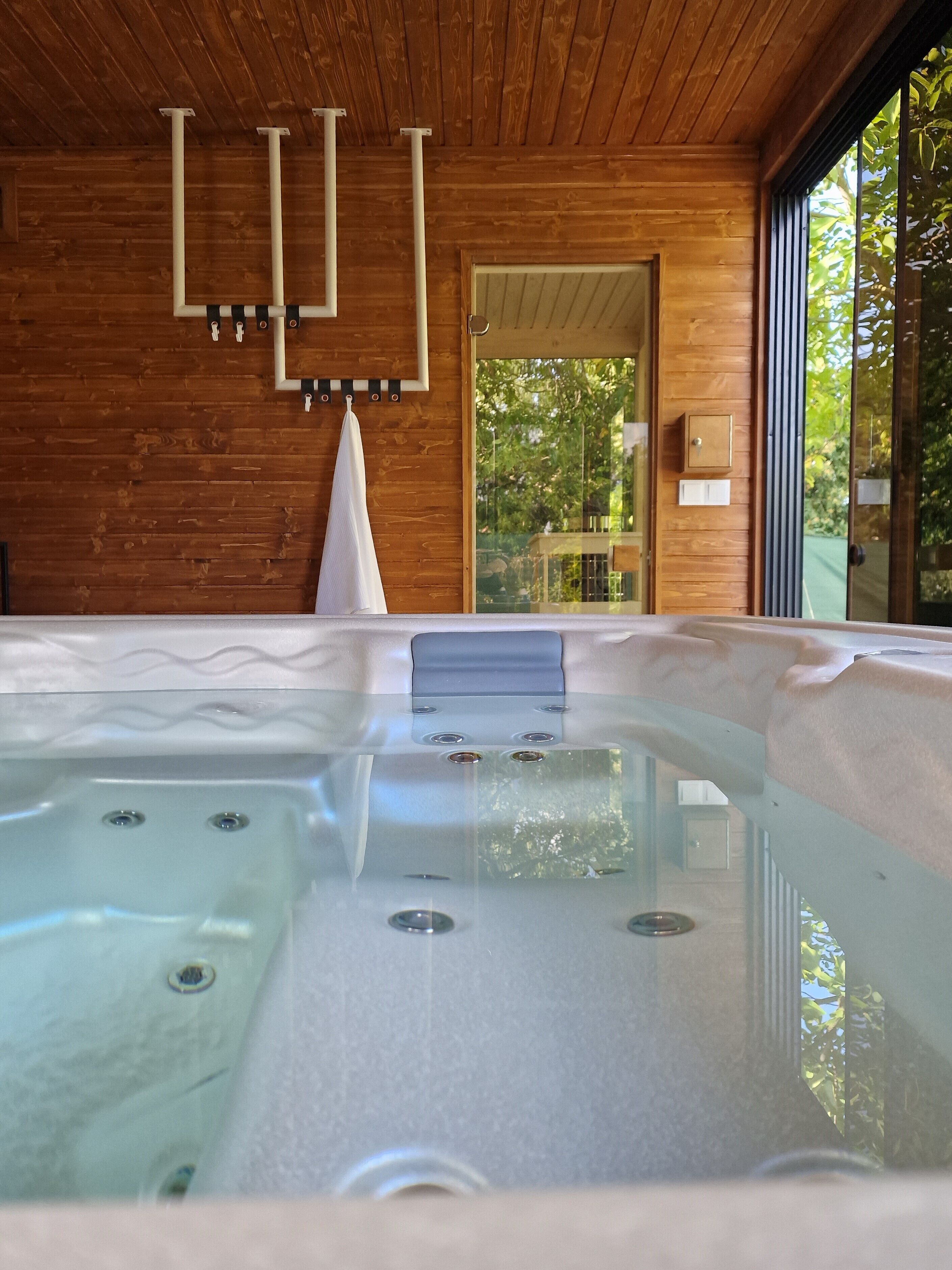 Sauna seca, banheira de hidromassagem