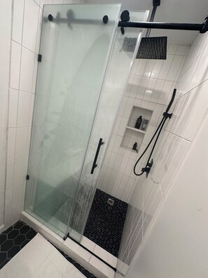 Shower, jetted bath, eco-friendly toiletries, hair dryer - Modern Mountain, 360 Degree Views, Excellent Location, 5 Star Luxury!! (Bryson City)