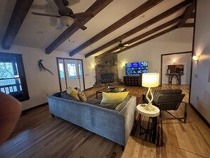 Smart TV, fireplace, video games - Modern Mountain, 360 Degree Views, Excellent Location, 5 Star Luxury!! (Bryson City)