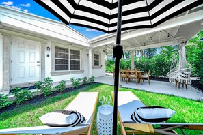 Outdoor dining - Peaceful Four-Bedroom - Palm Wave Stays (west palm beach)