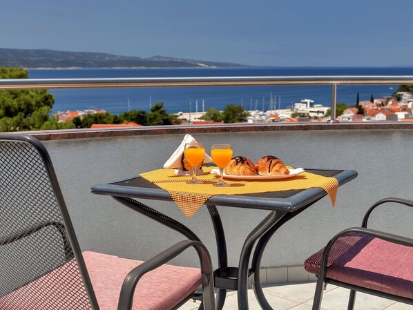 Apartment | Dining - Apartments Villa Juric - Studio With Balcony (Baska Voda)