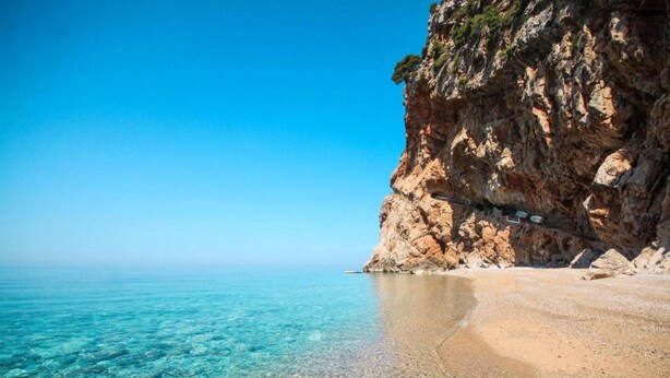 A clear beach with rocky cliffs and calm sea. - Apartment in Croatia Near Adriatic Coast (Sukosan)