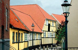 Ein traditionelles europäisches Gebäude mit rotem Ziegeldach und Fachwerk.