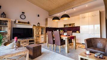 Căn hộ | Bếp riêng | Tủ lạnh, lò nướng, bếp nấu, ấm điện