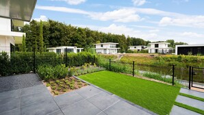Een moderne woonwijk met eigentijdse huizen, een verzorgd gazon en een heldere lucht.