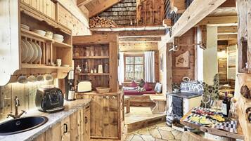 House | Private kitchen | Oven, electric kettle, toaster