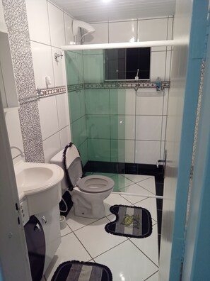 淋浴设施、吹风机、毛巾、肥皂