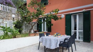 Outdoor dining - Quiet and secluded, close to Cinque Terre, Porto Venere, Lerici, and Tellaro (Le Grazie)