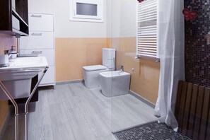 Shower, hair dryer, bidet, towels - Quiet and secluded, close to Cinque Terre, Porto Venere, Lerici, and Tellaro (Le Grazie)