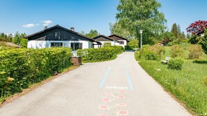 A pathway with a 'SPRINT' marking leading to a row of houses. - Gemutlicher Fussener Ruckzugsort in der Nahe des Sees (Fuessen)