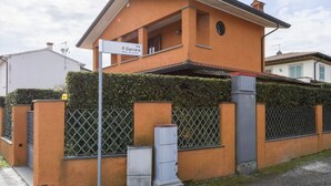 Exterior - Villa Arancio Comfortable Holiday Residence (Forte dei Marmi)