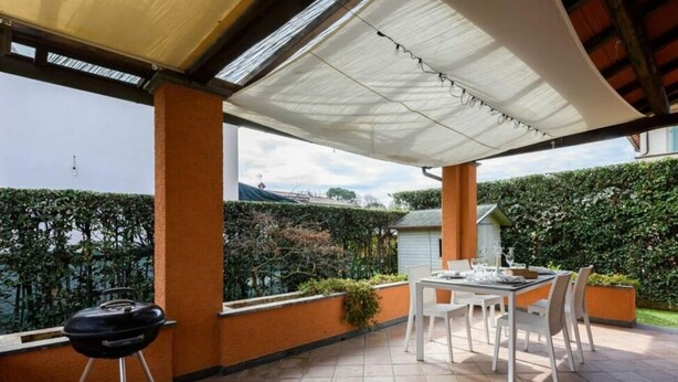 Outdoor dining - Villa Arancio Comfortable Holiday Residence (Forte dei Marmi)