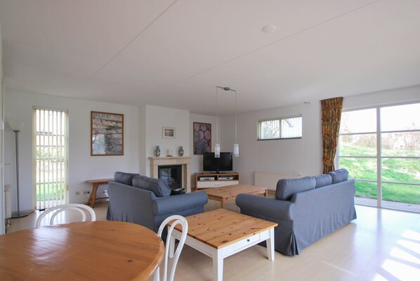 Villa | Living room - Beautiful Villa With Conservatory (Makkum)