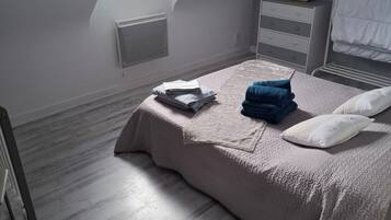 4 bedrooms, iron/ironing board