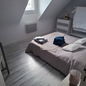 4 chambres, fer et planche à repasser