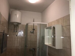 Appartement | Salle de bain | Douche, sĂšche-cheveux