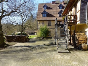 Exterior - Lindenblatt ' Right (Urbar)