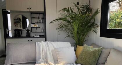 Romantic Boathouse Getaway in Lathum