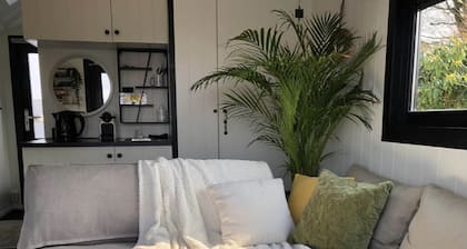 Romantic Boathouse Getaway in Lathum