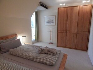 1 habitación, muebles diferentes y tabla de planchar con plancha 