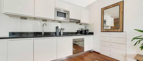 Micro-ondas, fogão, cooktop, cafeteira/chaleira